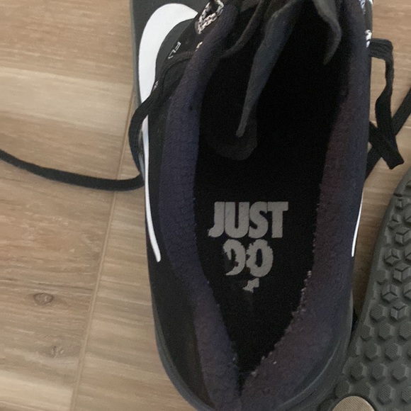 Nike flyware shoes - Picture 4 of 5